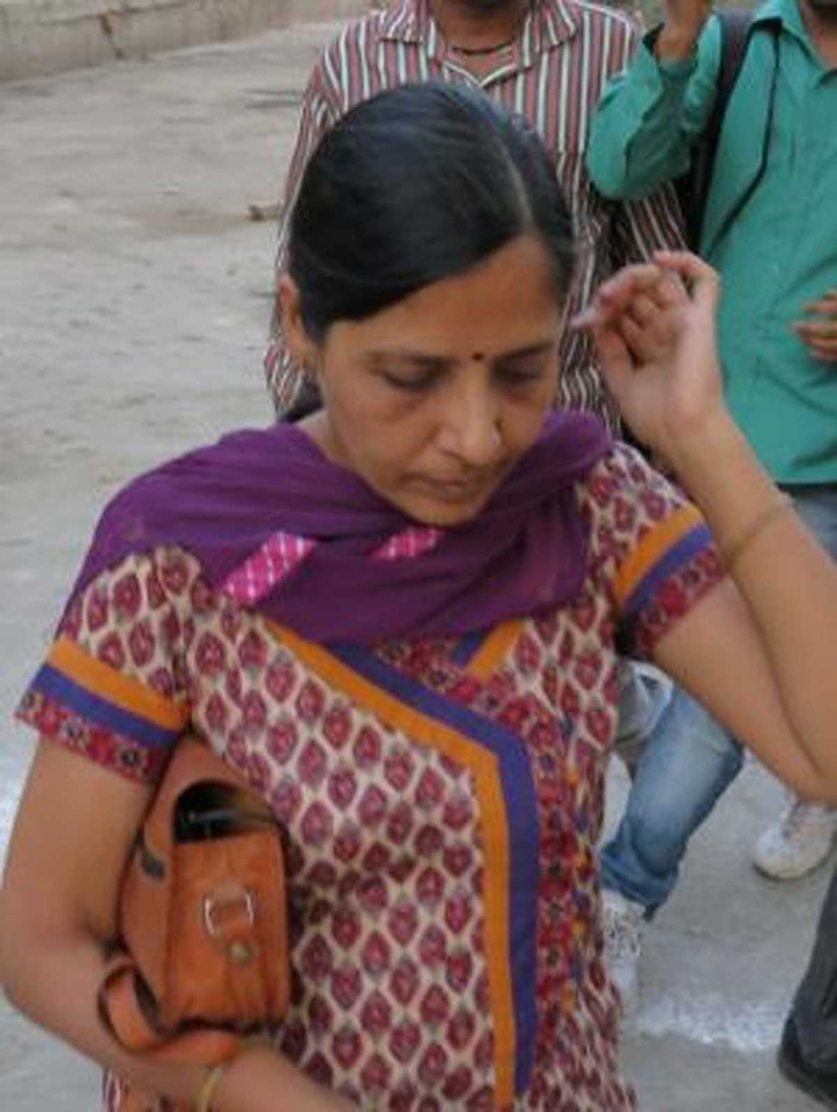 दिल्ली सीएम की पत्नी को दो वोटर आईडी कार्ड रखने के मामले में कोर्ट का समन, भाजपा ने किया स्वागत